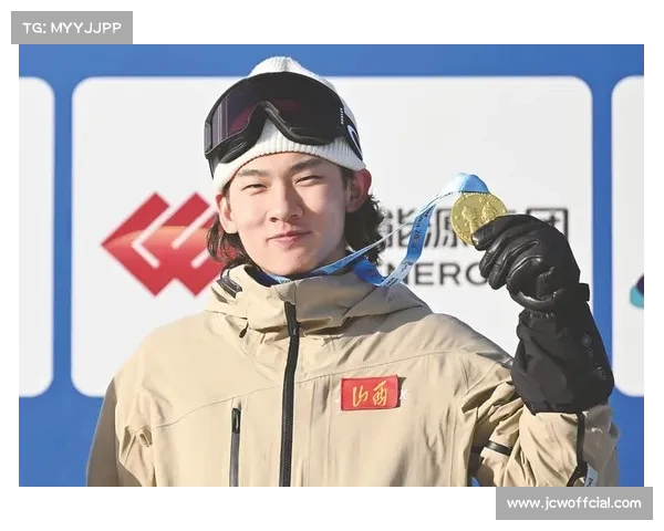 颁奖台双中国选手举国旗，苏翊鸣称“历史性时刻”