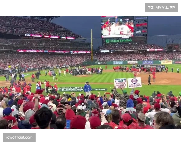 球迷因向场内投掷物体并击中外野手，被终身禁止进入所有MLB场馆